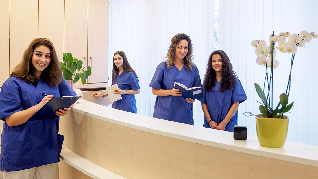 Die Praxis von Hausarzt Dr. Fürsch und Nephrologe Aazami Gilan in Königstein - Mitarbeiterinnen am Empfang